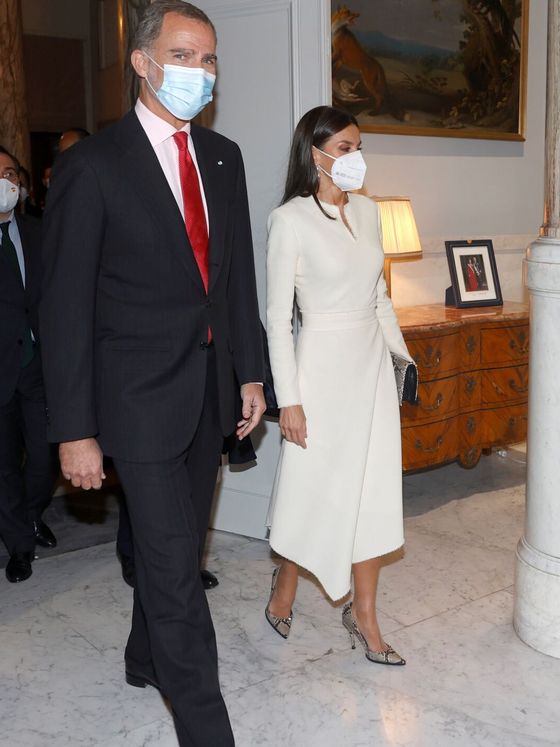 Don Felipe y doña Letizia, a su llegada a la embajada. (EFE)