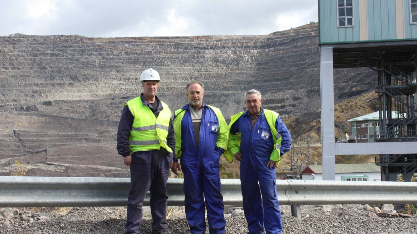 Foto: Senen Fernández (59 años), Indalecio González (56) y Juan Casillas (58) el jueves en la mina de Santa Lucía de Gordón. R. M.