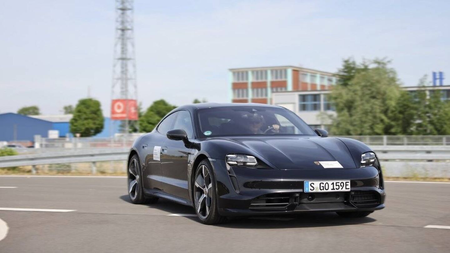 Porsche está empleando su potente deportivo eléctrico Taycan en los primeros ensayos del sistema.