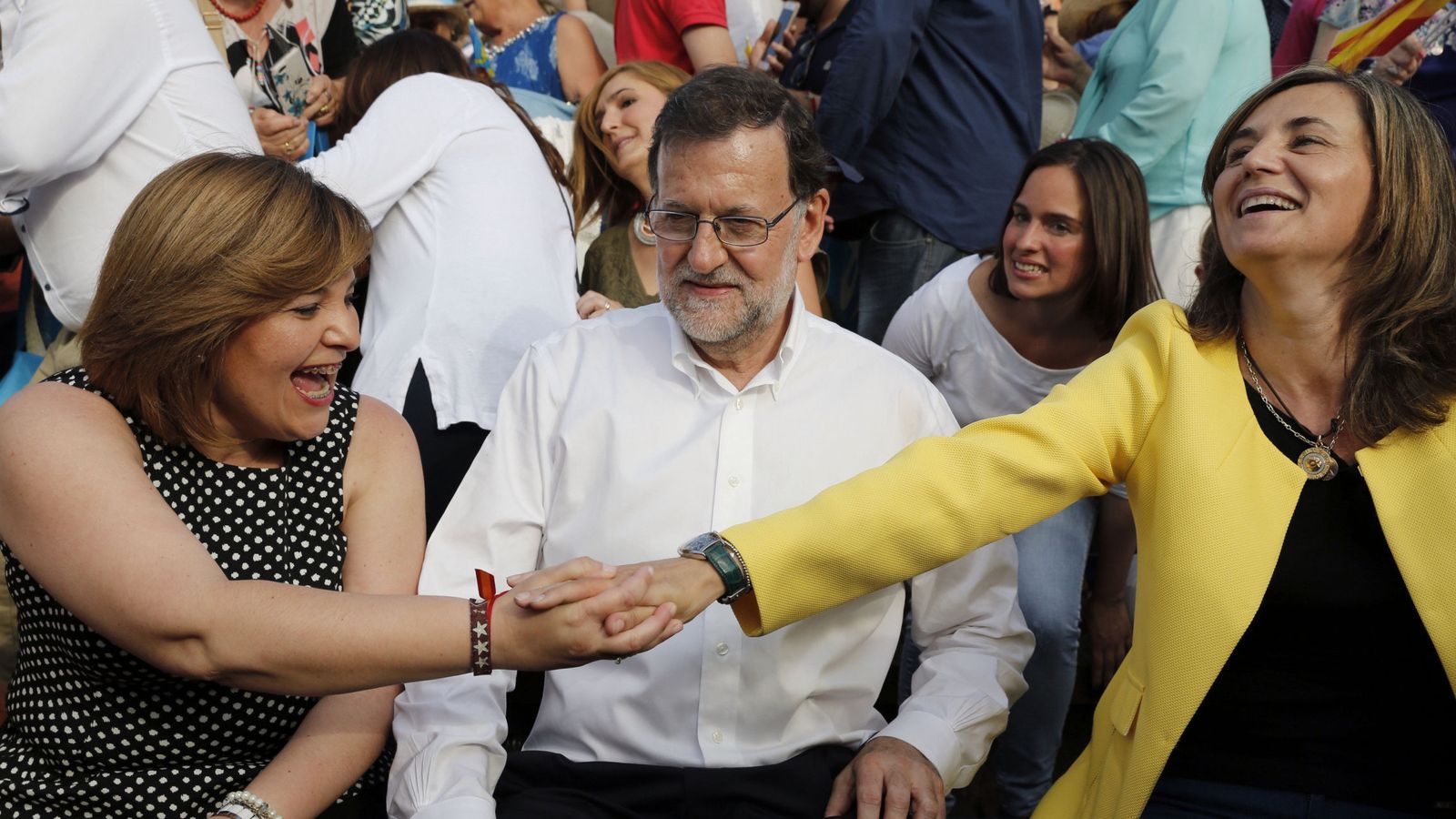 Foto: Mariano Rajoy, entre la presidenta del PPCV, Isabel Bonig (i), y la cabeza de lista al Congreso por Valencia, Elena Bastidas (d), durante un mitin en Valencia. (EFE)