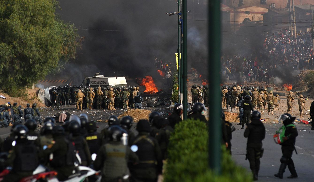 Militares y policías bolivianos se enfrentan a cientos de manifestantes entre ellos cocaleros del Chapare seguidores de Morales. (EFE)