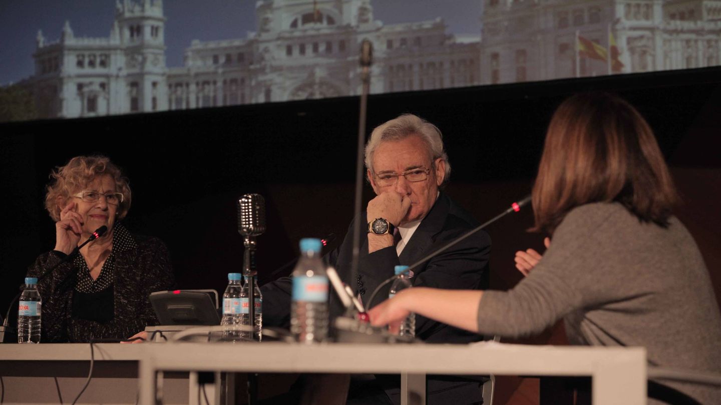 La exalcaldesa Manuela Carmena y el periodista Luis del Olmo, padrino de M21, en el Día Mundial de la Radio celebrado en Cibeles. (Ayuntamiento de Madrid)