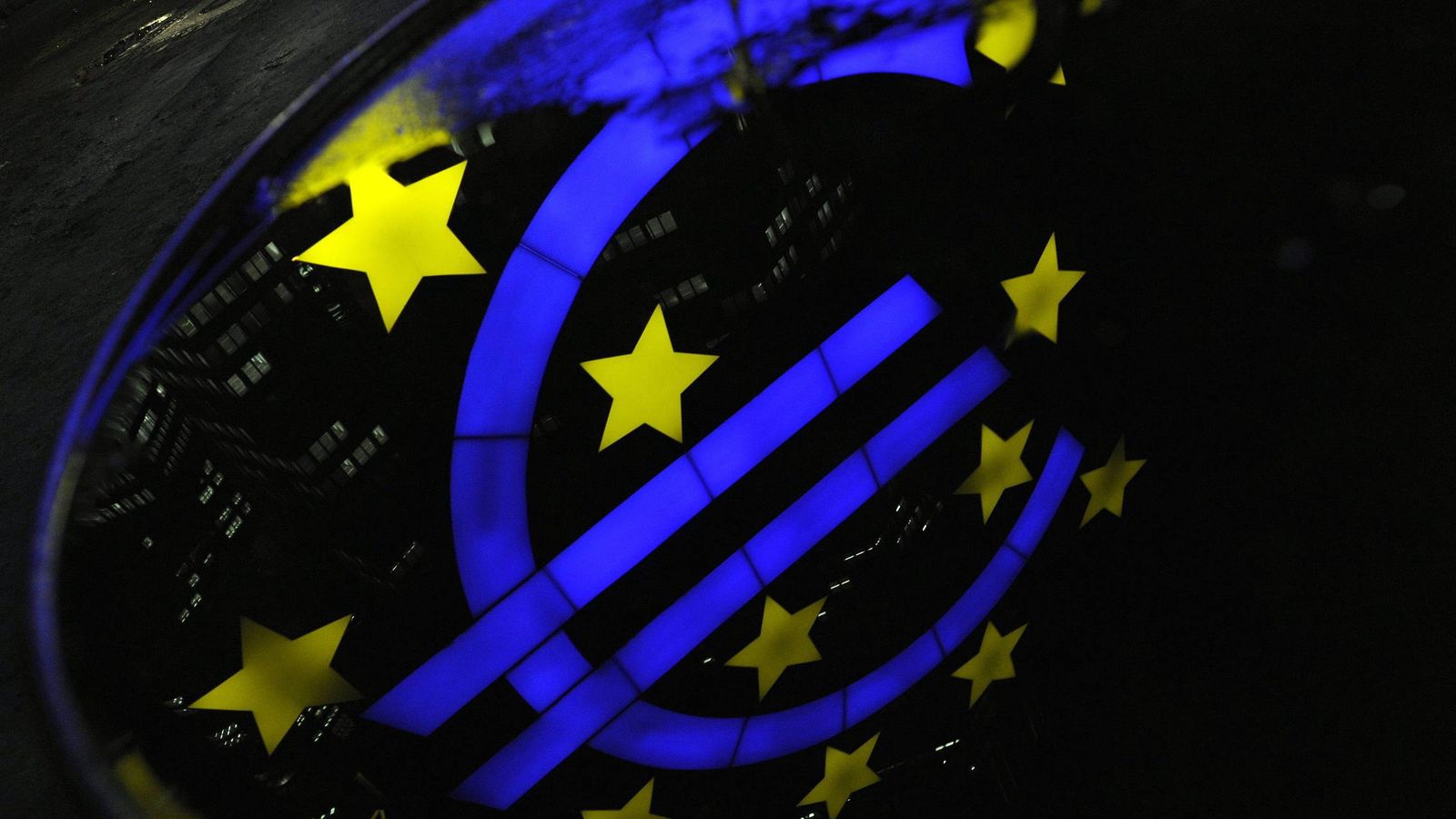 Foto: Una escultura iluminada del euro. (EFE)