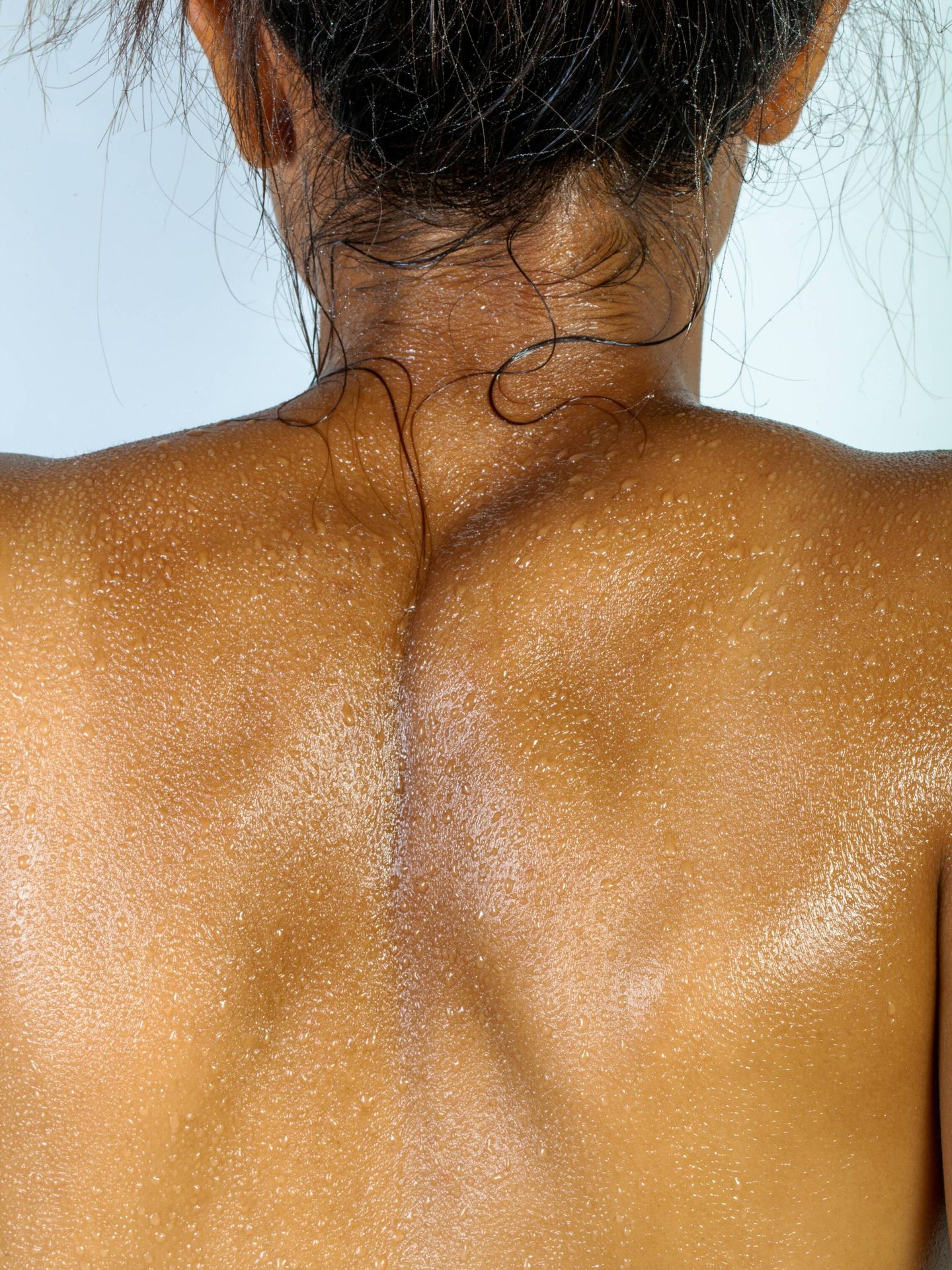 Durante la ducha no solemos limpiar la espalda de la forma adecuada. (Unsplash)