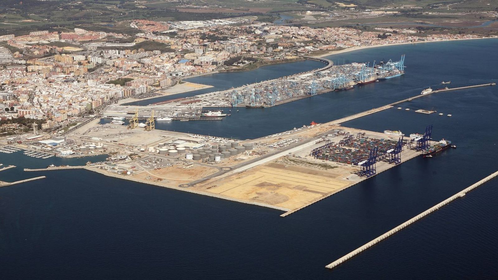 Foto: Isla Verde, en primer término, con la mitad de la terminal aún sin uso. (Puerto de Algeciras)