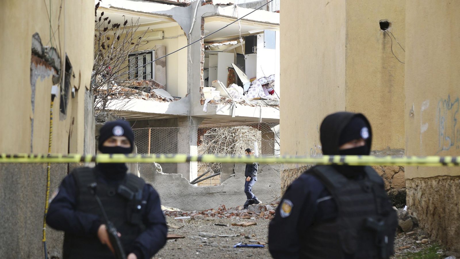 Foto: La policía monta guardia delante de un edificio destruido por un camión bomba atribuido al PKK, el 14 de enero de 2016 (Reuters)