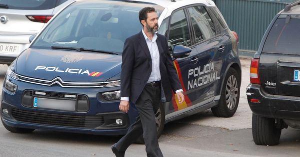 Foto: Miguel López, a su llegada al juzgado. (EFE)