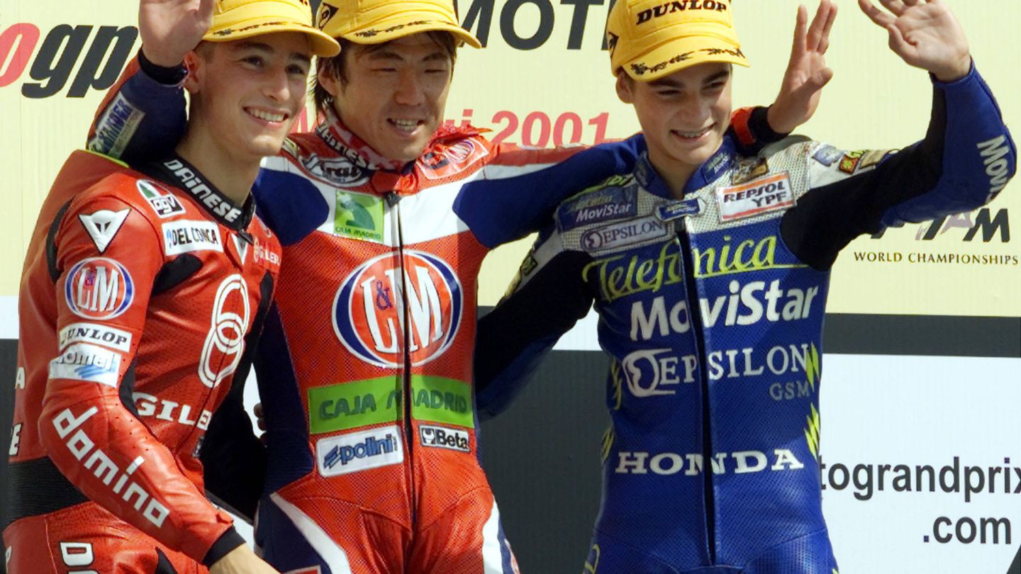 Dani Pedrosa (i) en el podio de 125 cc de Motegi en 2001. Fue uno de los dos podios que logró en su primer año en el Mundial. (Reuters)