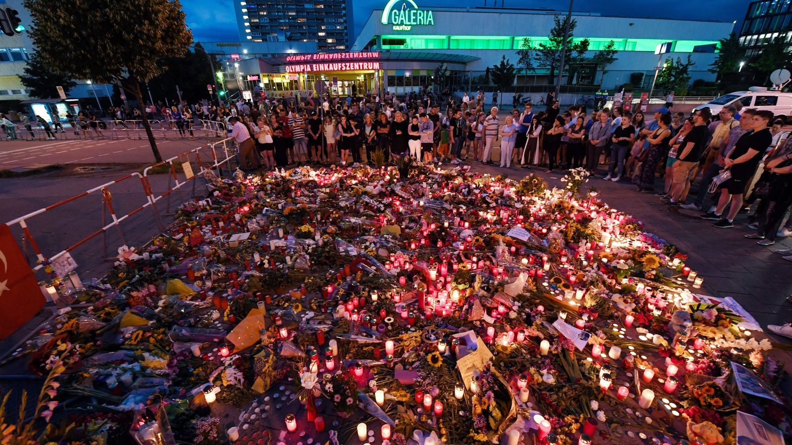 Foto: Velas y flores junto al centro comercial donde ocurrió el tiroteo de Múnich, Alemania. (EFE)