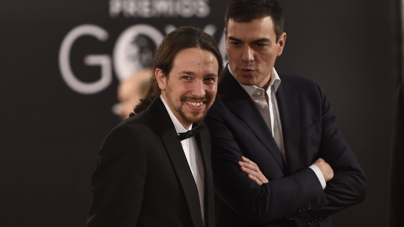 Foto: Pedro Sánchez y Pablo Iglesias conversan en el 'photocall' de la última gala de los Premios Goya, el pasado 6 de febrero en Madrid.