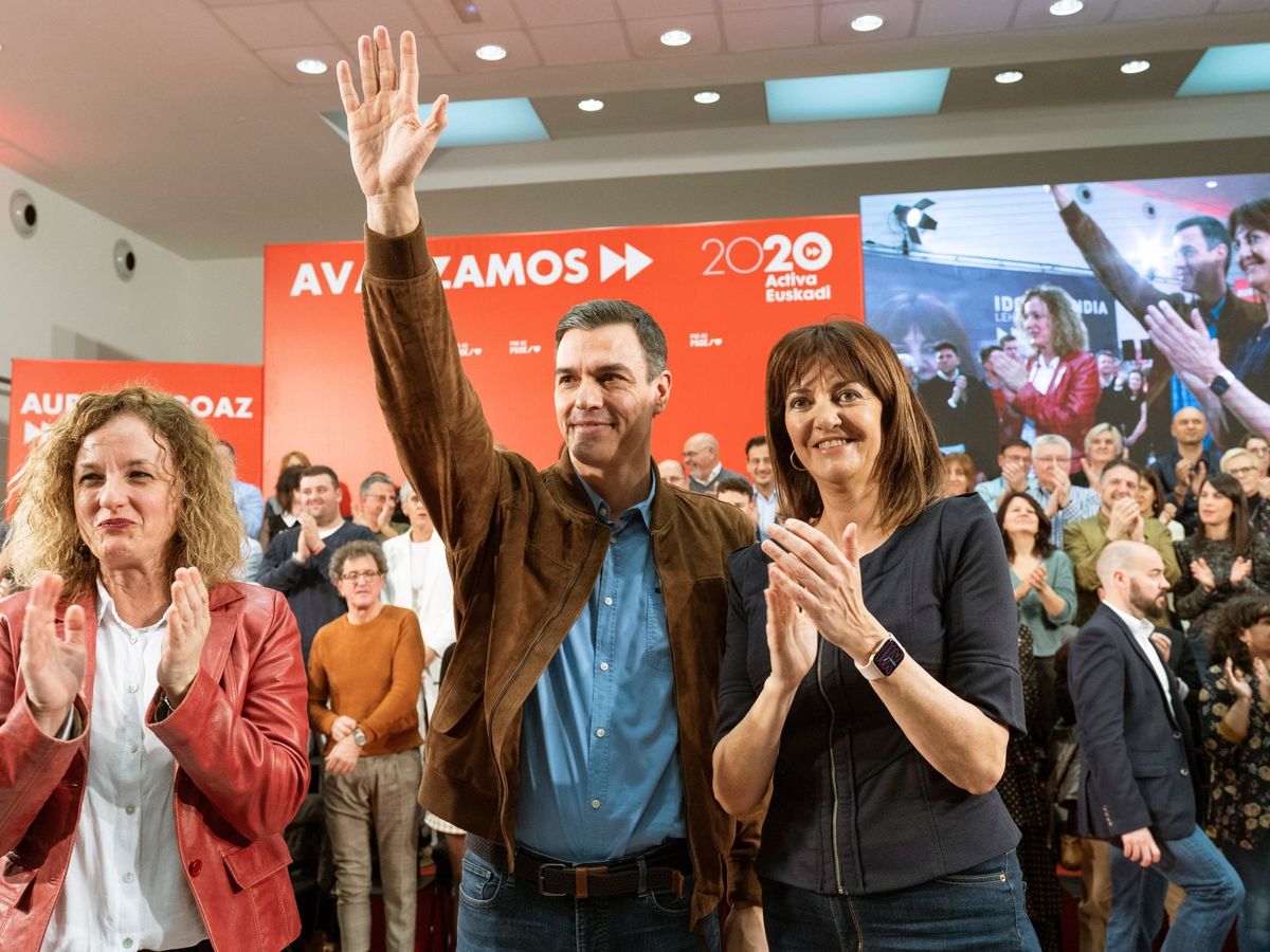 Foto: Pedro Sánchez, con Idoia Mendia (d) y la secretaria general del PSE en Álava, Cristina González, este 1 de marzo en Vitoria. (EFE)
