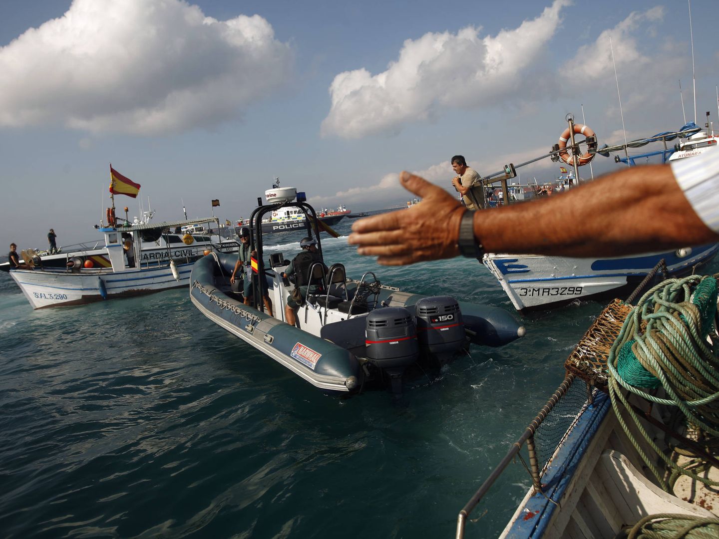 Guardias civiles y pescadores del Campo dee Gibraltar hablan en alta mar. (Reuters)