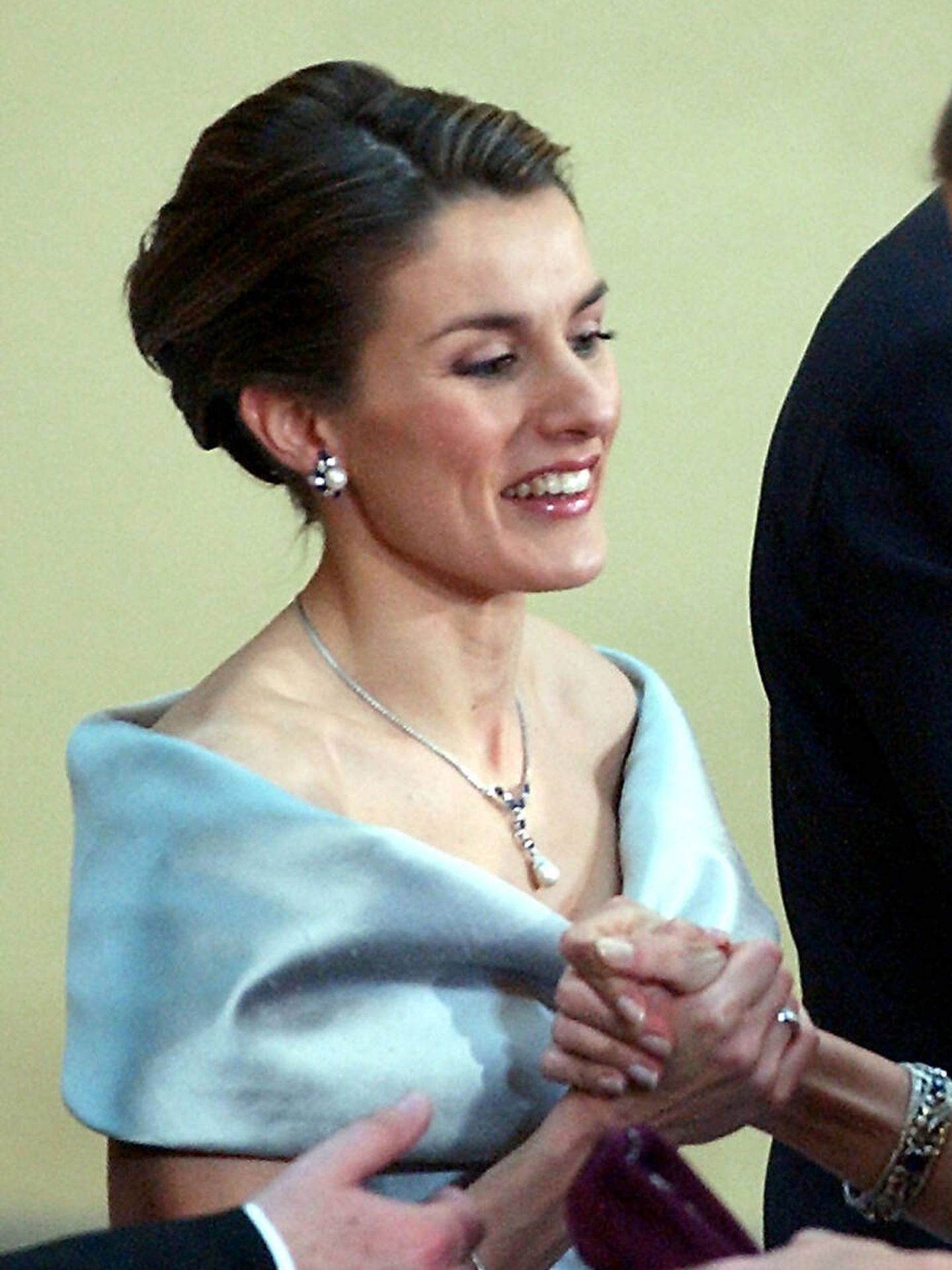 Doña Letizia con el aderezo de zafiros en 2004. (Getty)