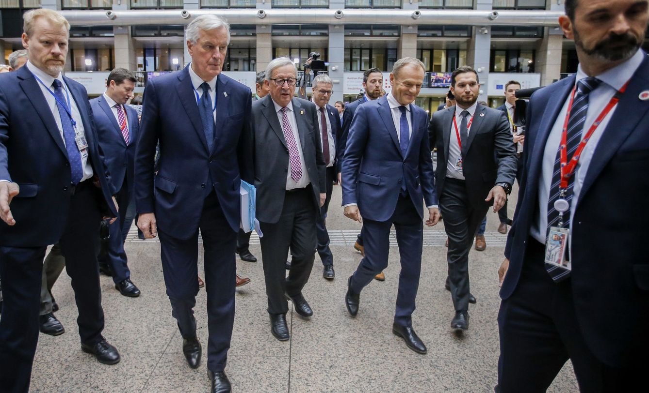 El negociador de la UE para el Brexit, Michel Barnier, junto a Jean-Claude Juncker y Donald Tusk. (EFE)
