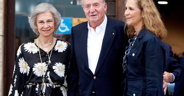 Foto: Los reyes Juan Carlos y Sofía, junto a la Infanta Elena en Sanxenxo. (EFE)