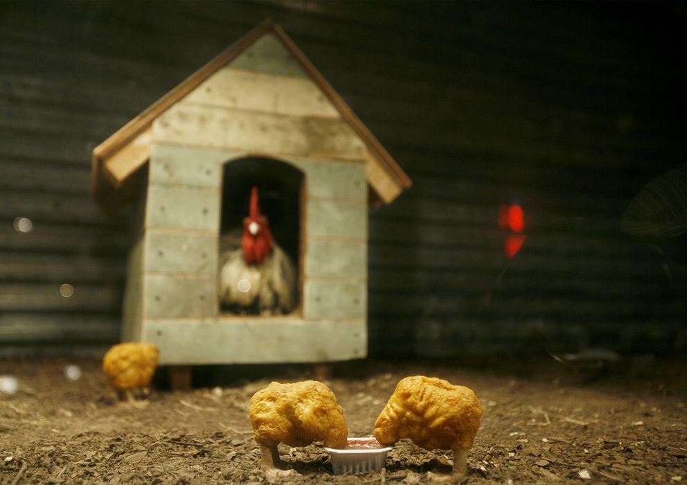 Foto: Dos 'nuggets' de pollo robóticos en una instalación de Bansky. (Reuters)