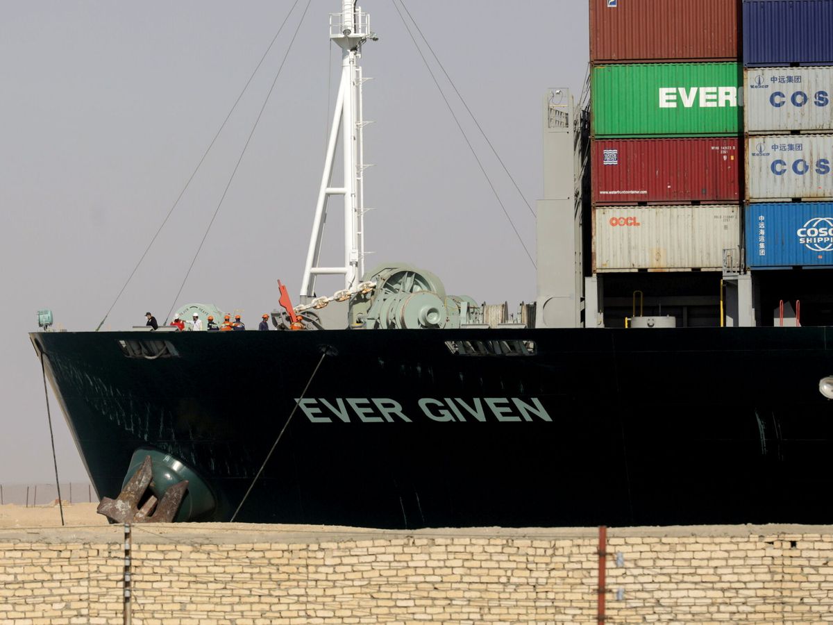 Foto: El buque Ever Given retenido por Egipto en el Canal de Suez. (Reuters)