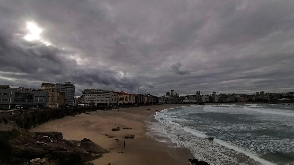 Detenida en A Coruña por empujar a un policía durante un botellón
