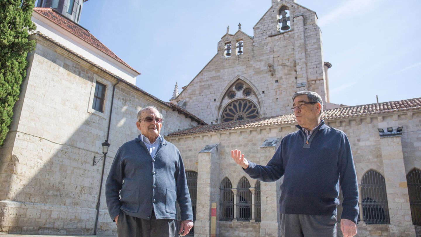 Emilio Vega y Albino García en el exterior de la iglesia de San Francisco de Palencia. (D.B.)