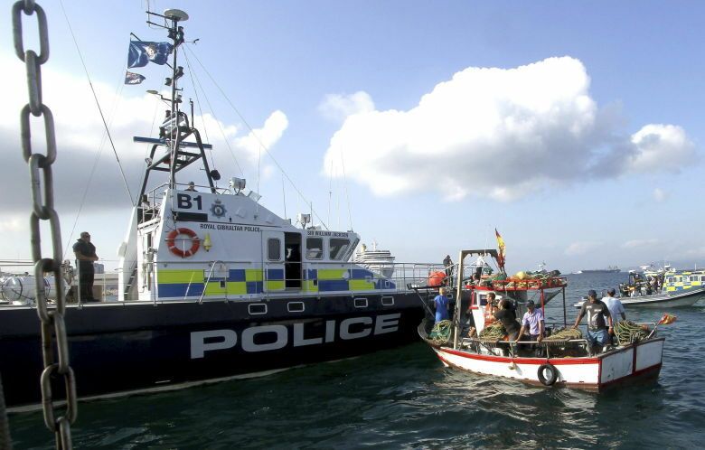 La policía de gibraltar ha impedido a las embarcaciones ubicarse en la zona de los bloques de hormigón. (efe)