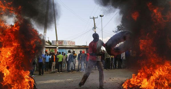 Foto: Seguidores del líder de la oposición, Raila Odinga, incendian una barricada como protesta por los resultados provisionales de las elecciones generales, en Nairobi, el 9 de agosto de 2017. (EFE)