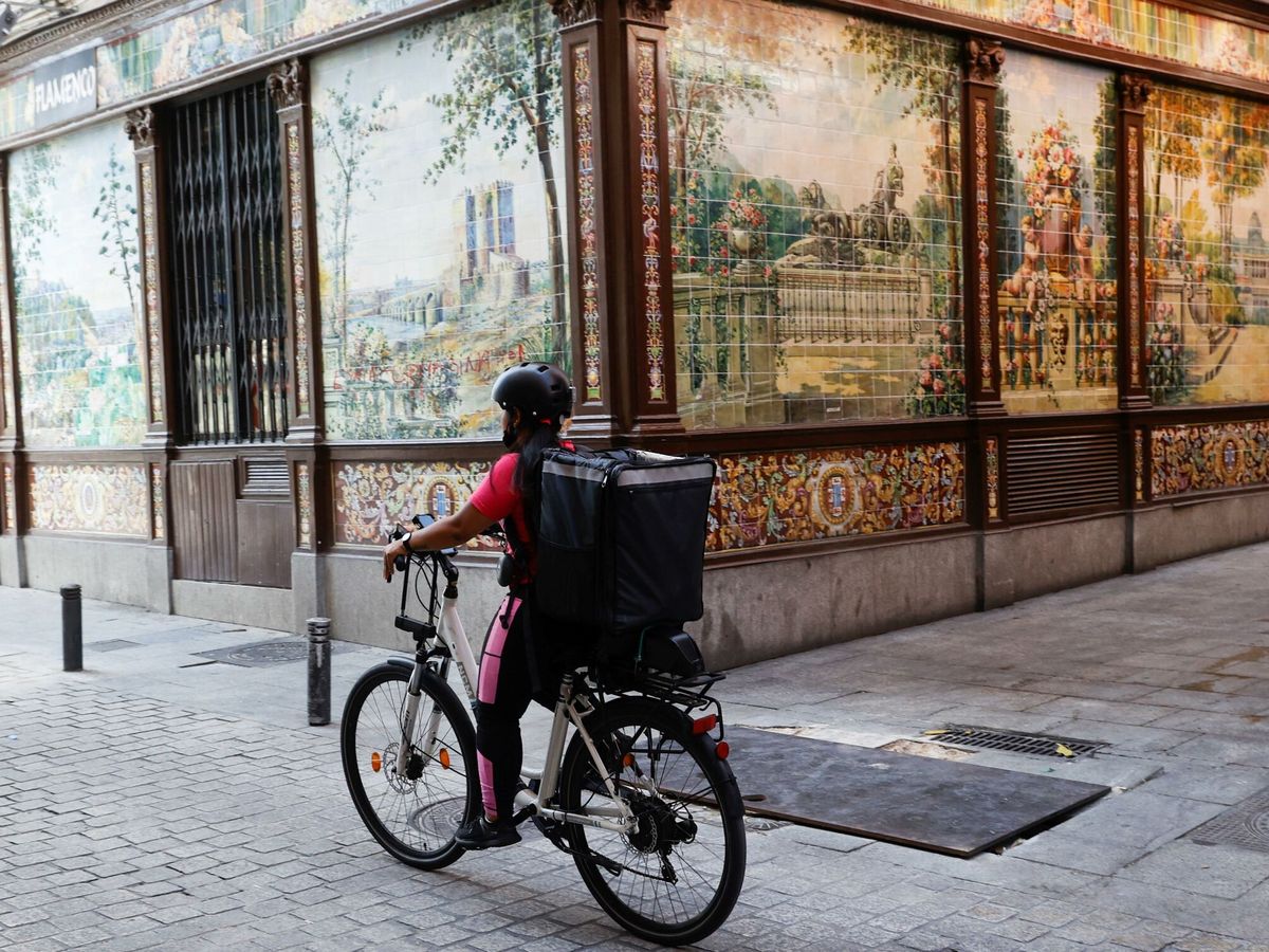 Foto: Un 'rider' por las calles de Madrid. (EFE/Juan Carlos Hidalgo)