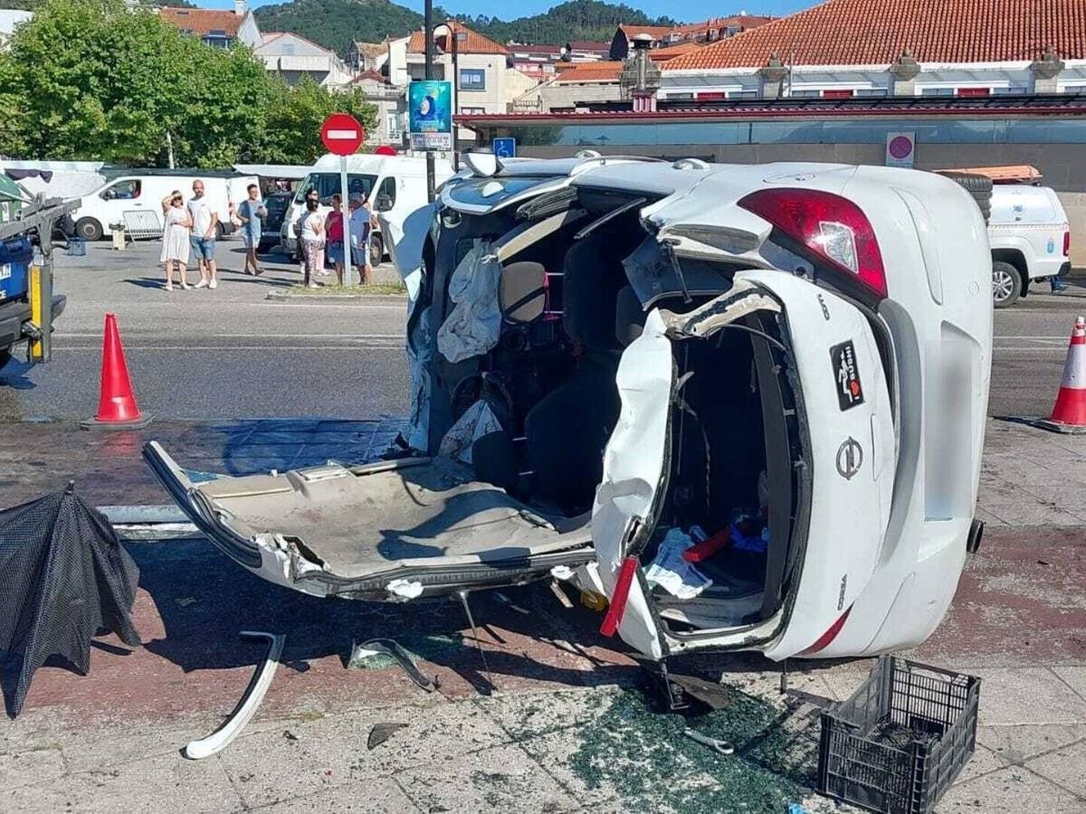 Foto: Imagen del vehículo en el que viajaba el fallecido. (Protección civil de Cangas/Europa Press)