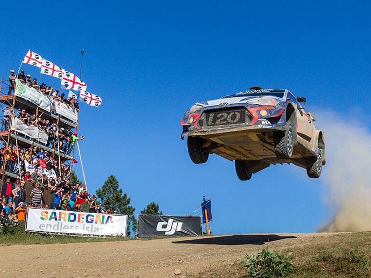 Foto: Dani Sordo volando con su Hyundai i20 WRC en el Rally de Italia Sardegna, donde logró la victoria. (Hyundai)