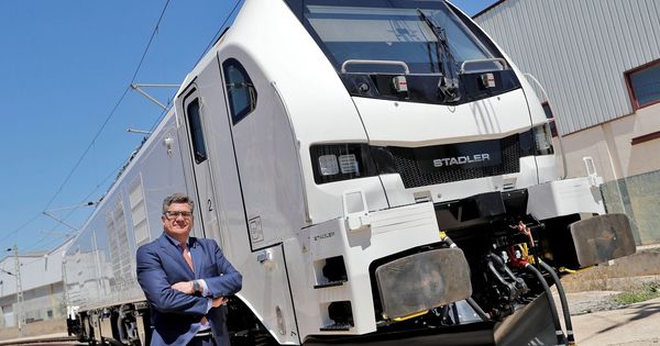 Foto: El presidente de Stadler Valencia, Íñigo Parra, con una de las locomotoras de la planta valenciana. (EFE)