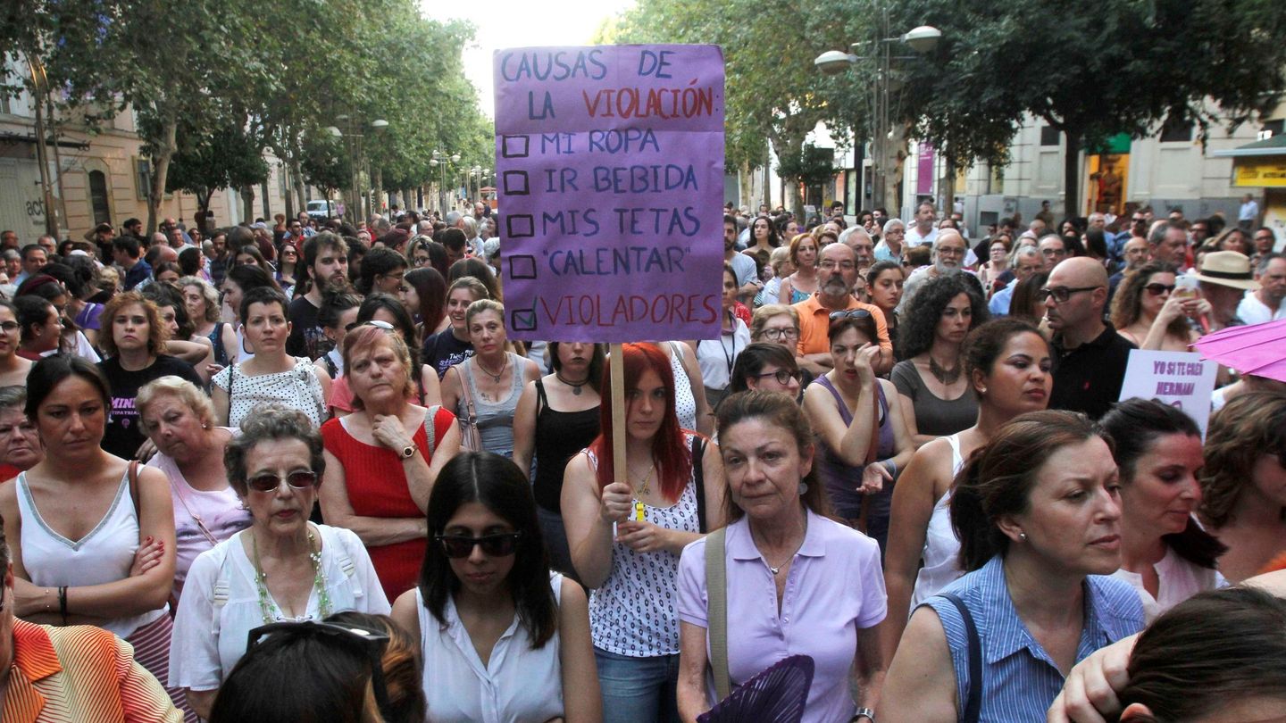 Manifestación en Córdoba en protesta por la puesta en libertad bajo fianza de los cinco miembros de la Manada. (EFE)