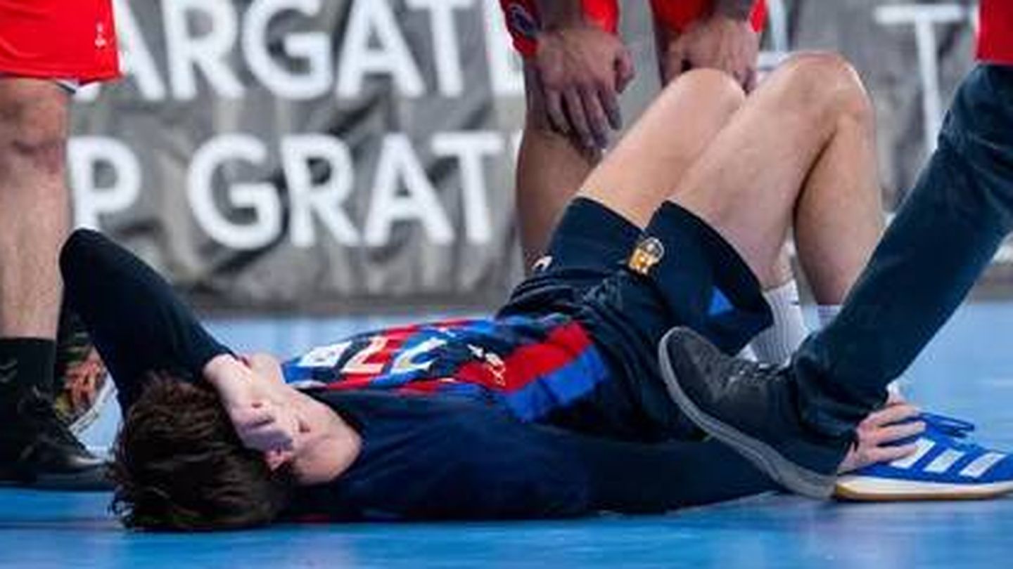 Pablo Urdangarin, tumbado en el suelo del Palau Blaugrana tras la lesión. (FC Barcelona)