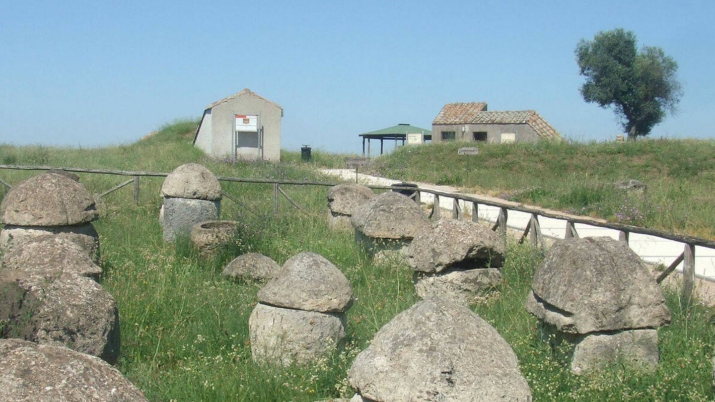 Campos de urnas y cabañas de acceso a las tumbas del yacimiento de Monterozzi, en Lacio (Italia). (Wikimedia)