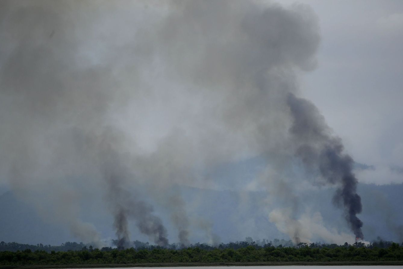 Columnas de humo emergen de aldeas rohingyá presuntamente incendiadas por el ejército de Myanmar, vistas desde Teknaf, Bangladesh, el 10 de septiembre de 2017. (EFE)
