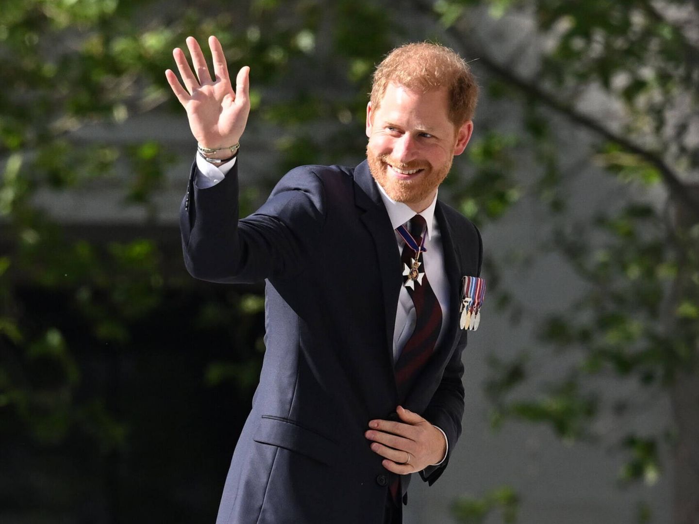 El príncipe Harry, saludando a su llegada. (Gtres)