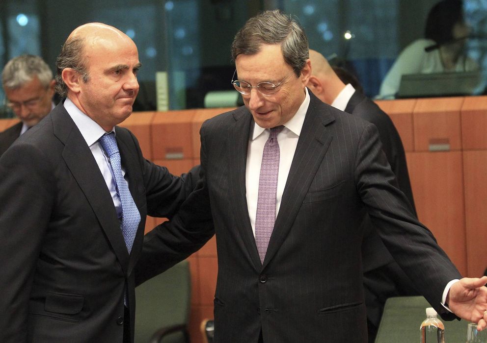 Foto: El ministro de Economía, Luis de Guindos (i), y el presidente del Banco Central Europeo, Mario Draghi (d) (EFE)