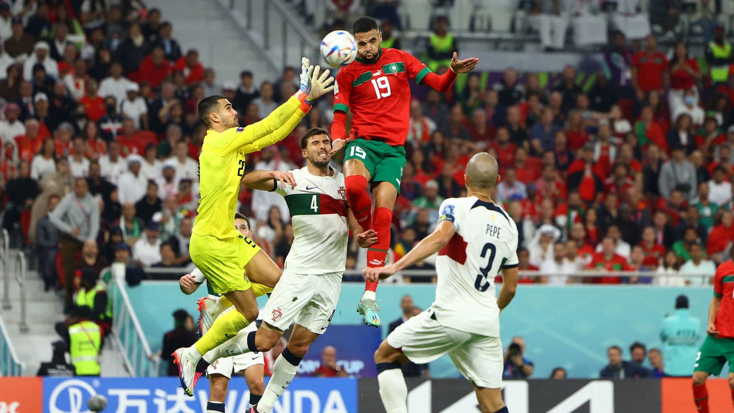 En-Nesyri marca de cabeza ante la mala salida de Diogo Costa en los cuartos de final frente a Portugal.