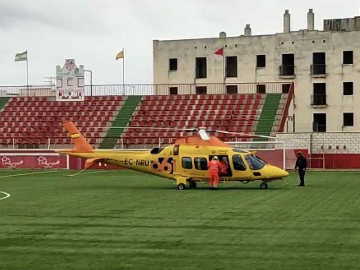 Foto: El helicóptero donde fue evacuado el menor. (EFE/Fermín Cabanillas)