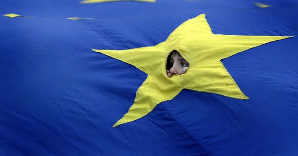 Foto: Un niño mira a través de una estrella de la bandera europea. (Reuters)