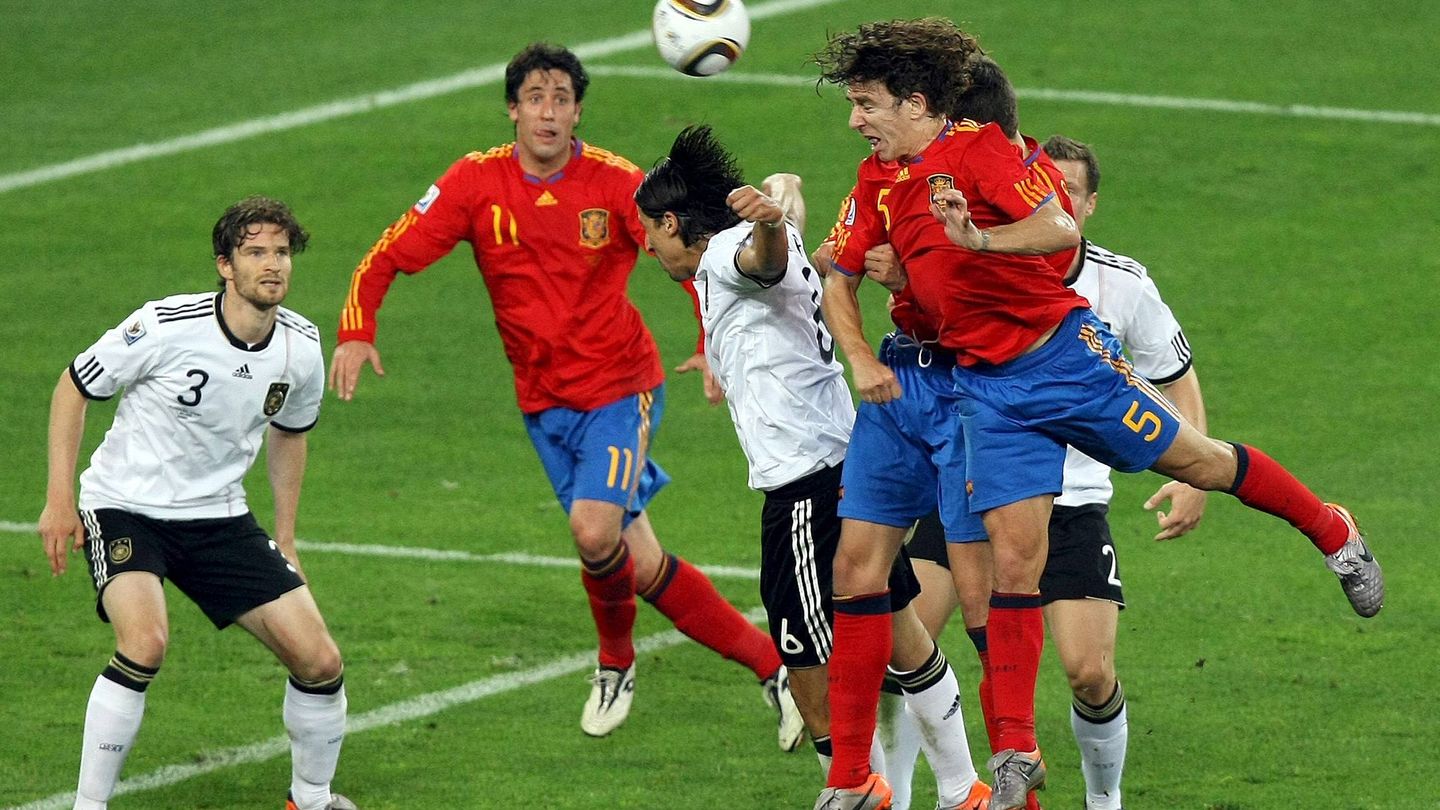 Puyol cabecea por encima de la defensa alemana en las semifinales del Mundial de Sudáfrica 2010.