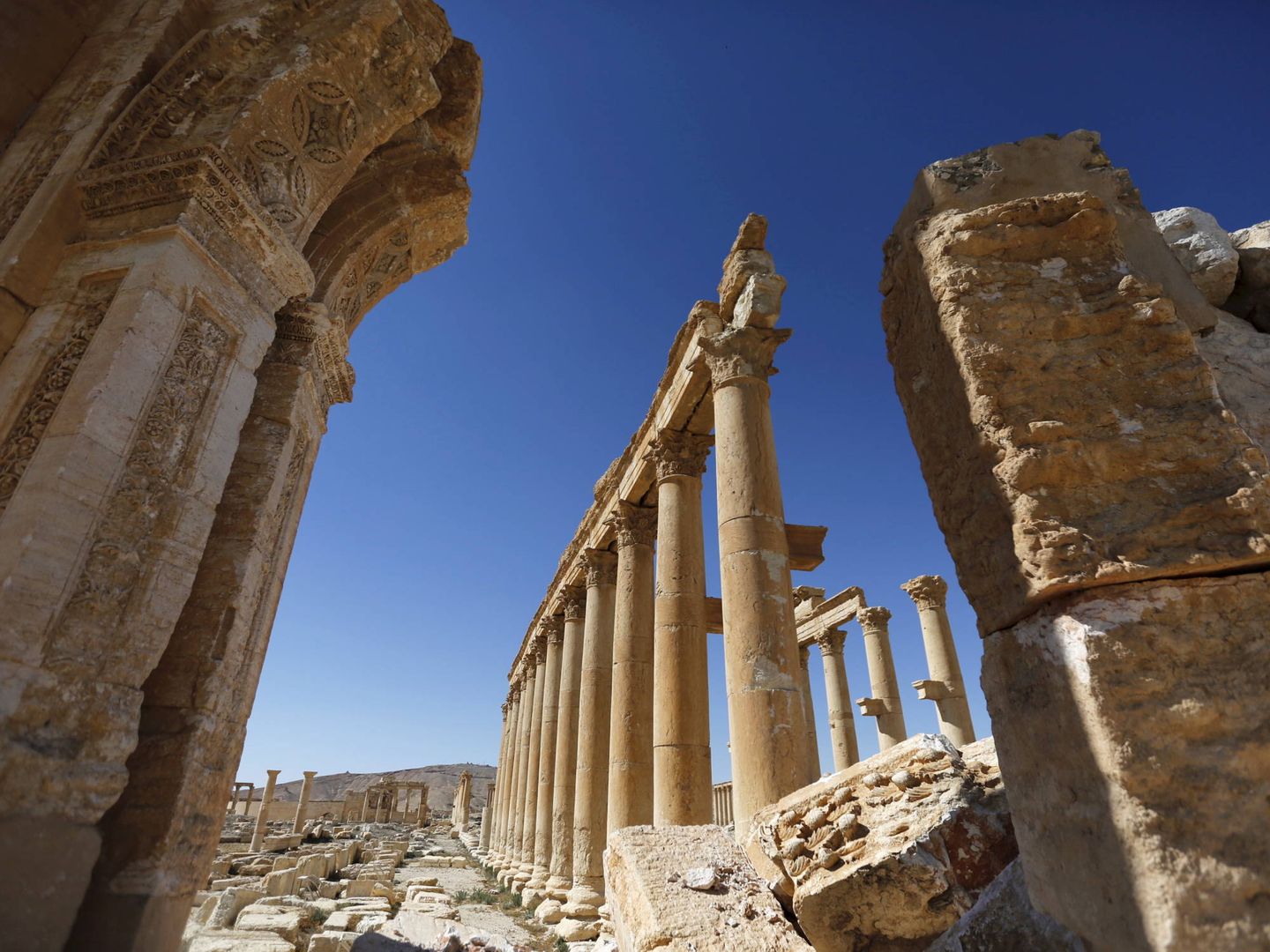 Una imagen muestra los daños en el Arco de Triunfo, en la antigua ciudad de Palmira. (Reuters)