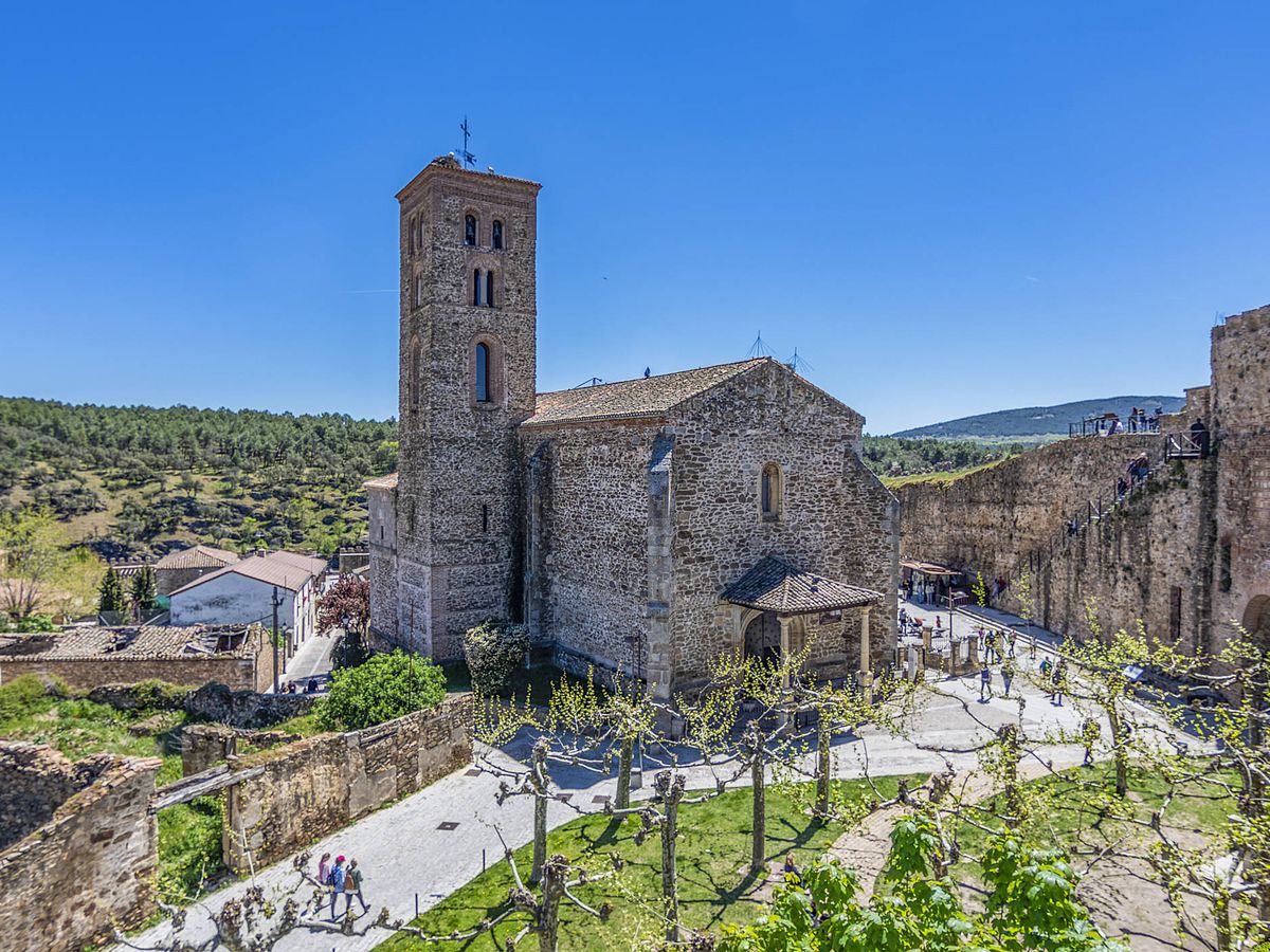 Foto: Iglesia de Santa María del castillo en el pueblo de Buitrago de Lozoya (Fuente: iStock)