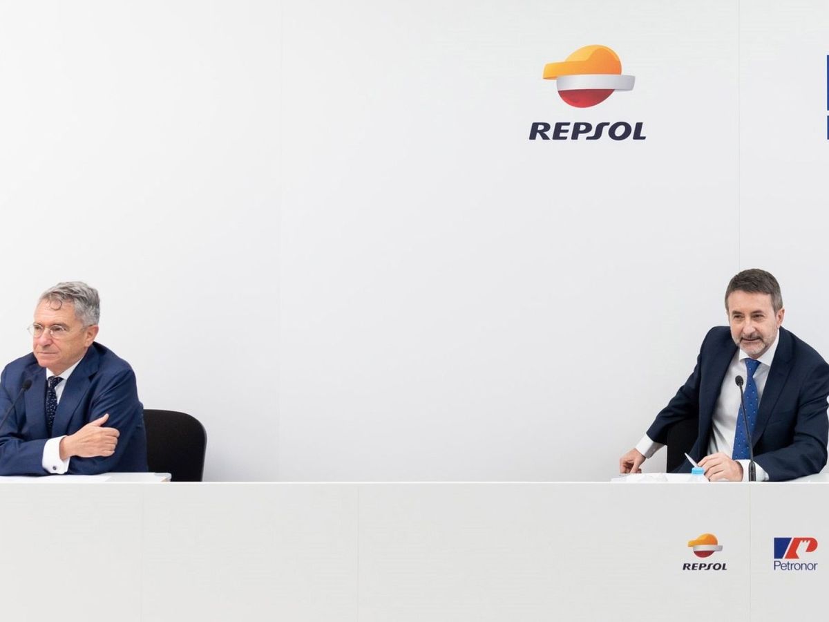 Foto: El consejero delegado de Repsol, Josu Jon Imaz (dcha.), y el presidente de Petronor, Emiliano López Atxurra. (EFE/Repsol)