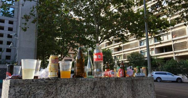 Foto: Los vecinos de la zona de Metropolitano, junto a colegios mayores, amanecen estos días rodeados de botellas, copas y basura. (EC)