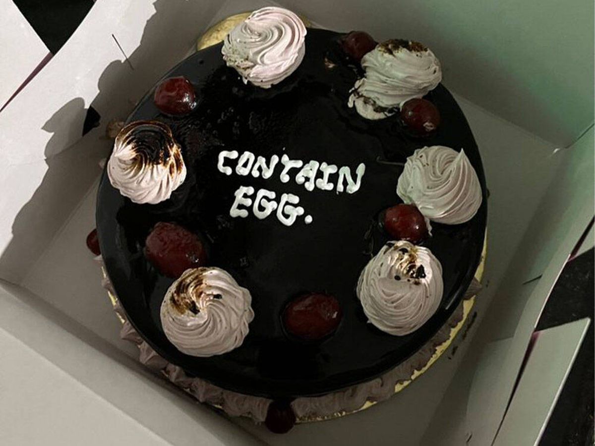 Foto: ¡Sin palabras! Así se quedó un hombre al recibir una tarta que encargó sin huevo (Twitter @kapildwasnik)