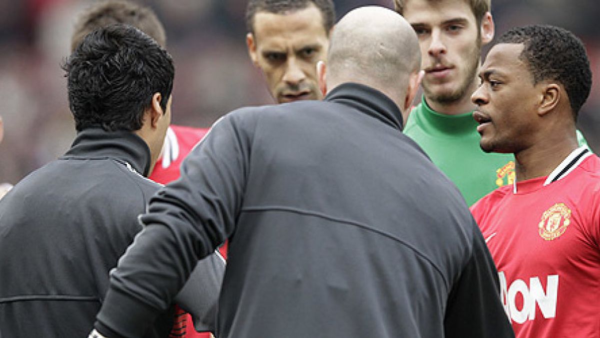 Suárez reduce el Manchester-Liverpool a un mal gesto y reaviva la rivalidad entre los equipos