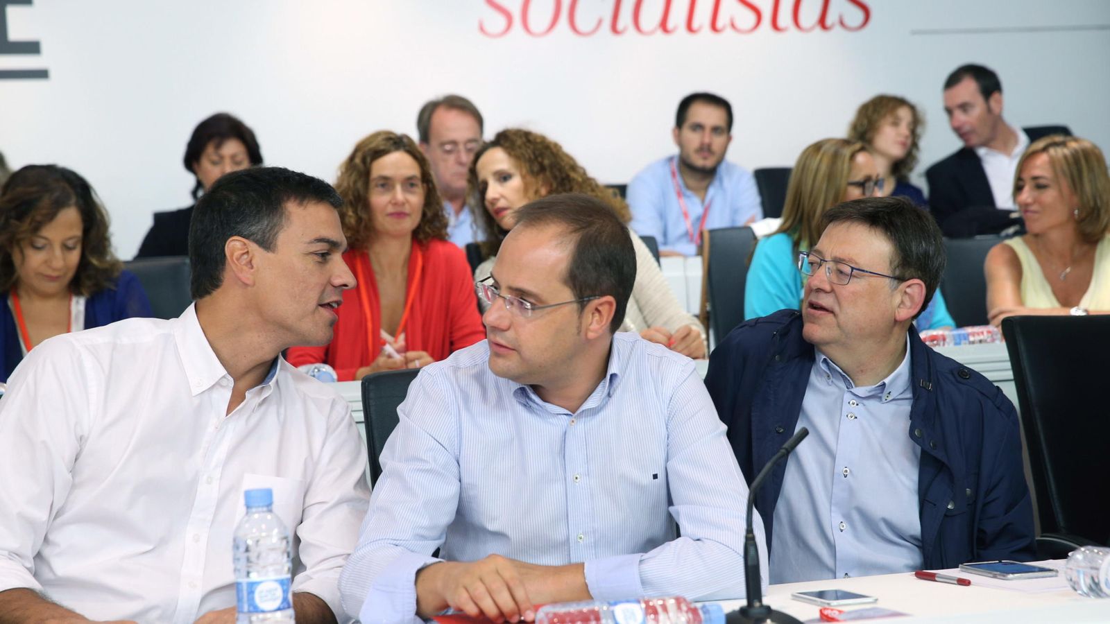Foto: Pedro Sánchez charla con César Luena y Ximo Puig al comienzo del Comité Federal del PSOE de este 5 de septiembre. (EFE)