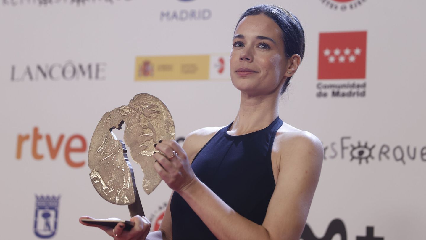 La actriz Laia Costa posa con el galardón a la Interpretación Femenina por 'Cinco Lobitos', durante la gala de entrega de los Premios Forqué. (EFE/Daniel González)