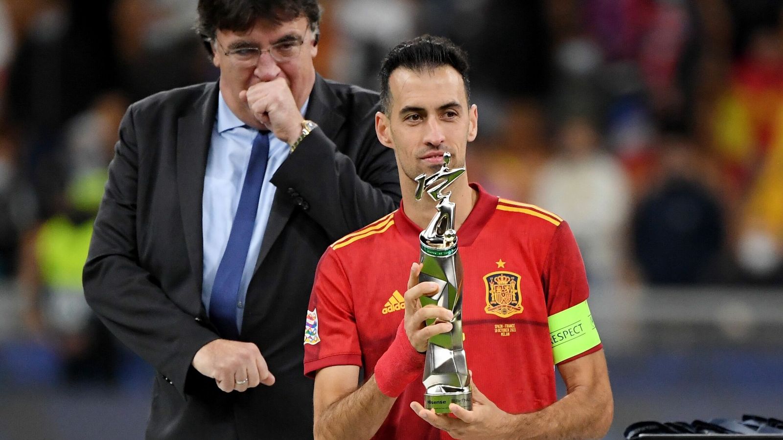 Награда сборной. Серхио Бускетс фото 2022 сборная Испании. Лига наций УЕФА – Испания. Лига наций 2021. Франция награждение.