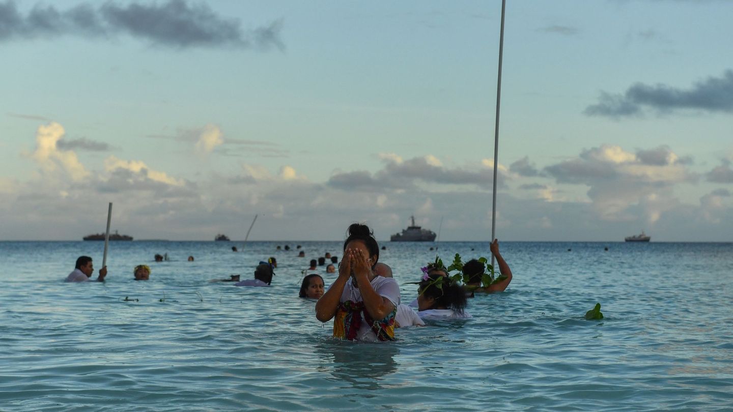 Habitantes de Funafuti (Tuvalu) durante una ceremonia. (Reuters)