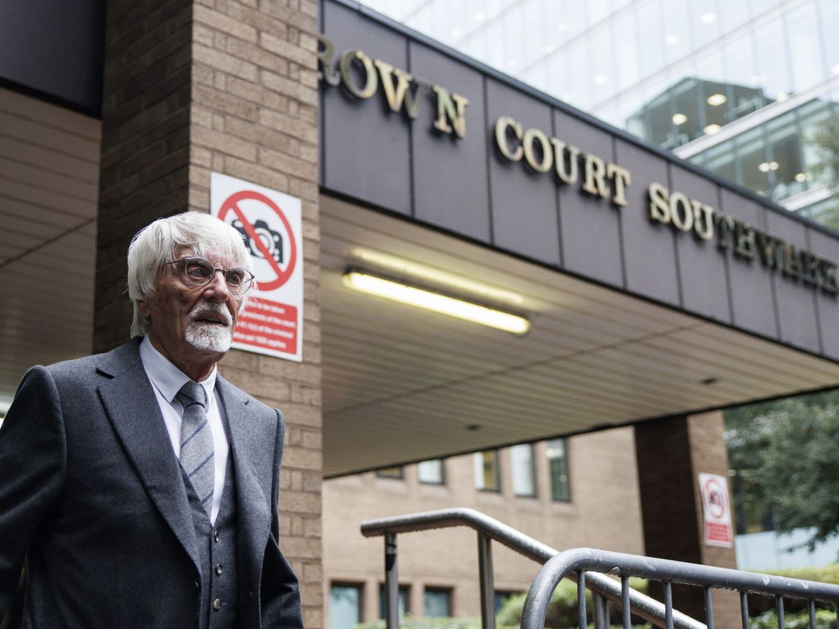 Foto: Bernie Ecclestone a la salida de la corte de Southwark. (EFE/Tolga Akmen)